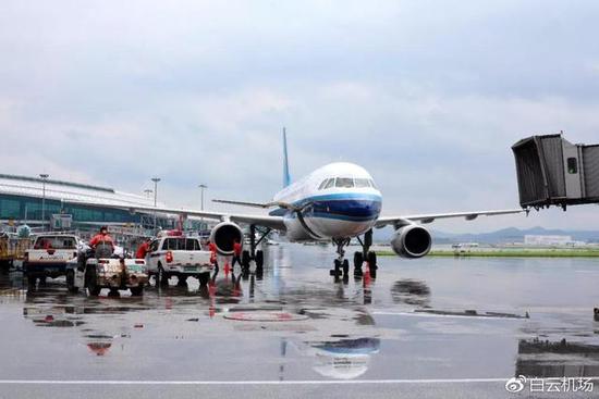 广州的雨有多大?白云机场被暴雨覆盖变\＂码头\＂了