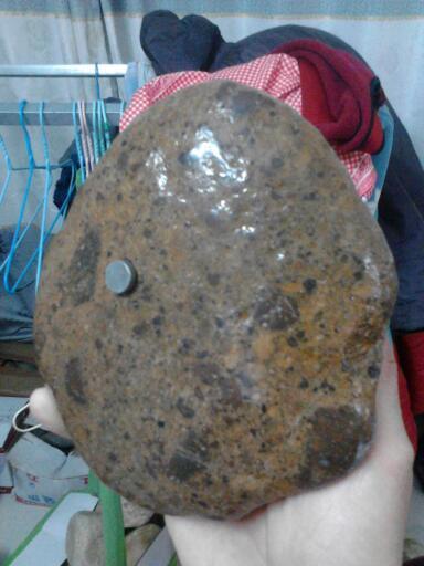 请问这块是什么陨石?用水冲过才显得光滑的,谢