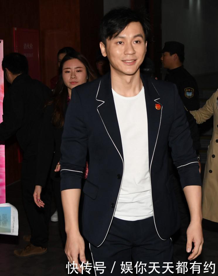 李晨身穿黑色校服在某校园做公益,怎么没带范冰冰呢?