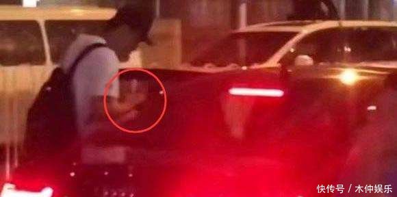 张恒接郑爽下班, 细节看出他比郑爽更主动, 比张