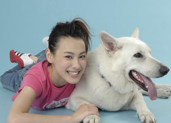 梁洛施12岁逃学吸烟,21岁成未婚妈妈,23岁坐拥上亿身家,狗血剧都不如她人生的一半精彩!