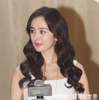 杨幂出席活动,胸前的项链成功的抢镜了!