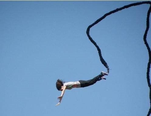 女友旅行挑战蹦极,中途绳子却断了,女友空中大