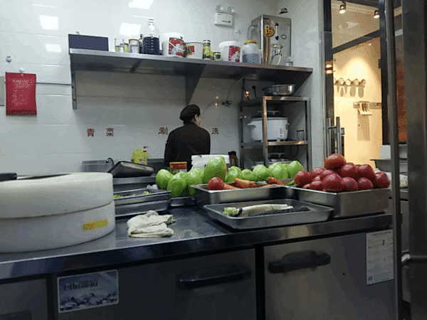 手机是三星g7200,手贱换了一下中框可能碰了