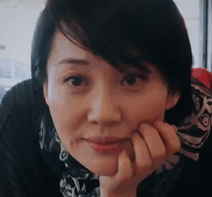 许晴49岁靠美臀线上热搜，什么样的女人敢这么狠！
