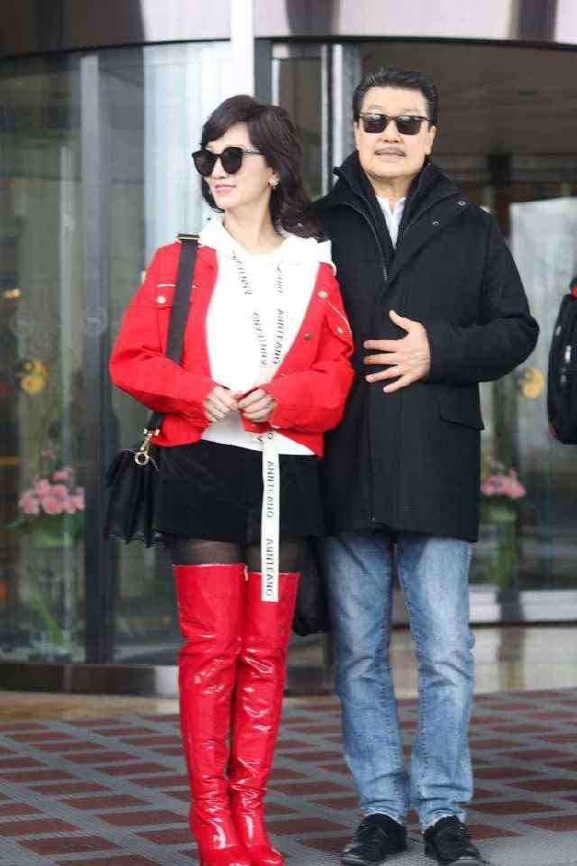 64岁赵雅芝真敢穿,黑丝袜配过膝长靴,难怪看起