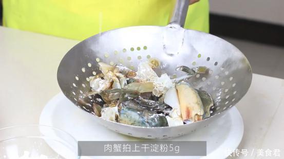 螃蟹和年糕炒着吃，味道香浓鲜美。怪不得是一道经典菜呢