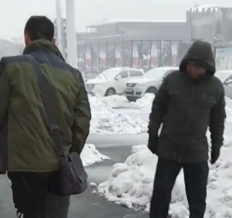 大雪天男子雪中疾行，路人惊奇发现他身上有一处异于常人！