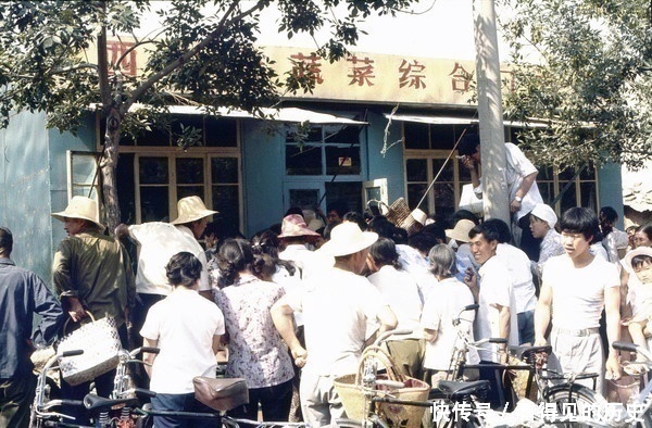 老照片:1984年的西安 学校门口坐着卖冰棍的大