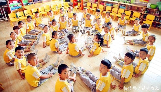 教育部: 幼儿民办教师待遇与公办教师一致, 同工