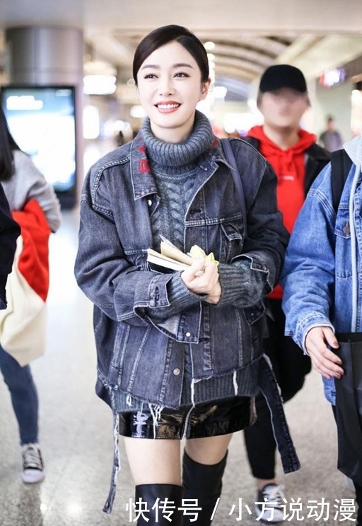 37岁的秦岚大长腿好白皙,行走间笑容甜美,至今