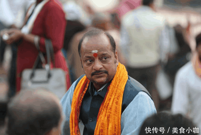 印度有钱人第一次来中国, 穿着正规西装, 说为什