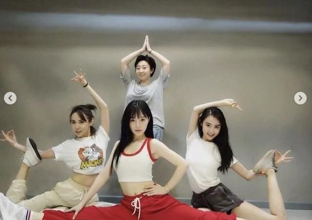 李小璐短背心配运动裤练舞太像泫雅,秀一字马小蛮腰减龄似少女 兴发娱乐平台网站