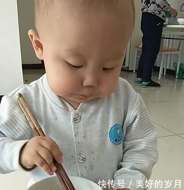 1岁宝宝独自吃面,筷子用的很熟练,网友妈妈和