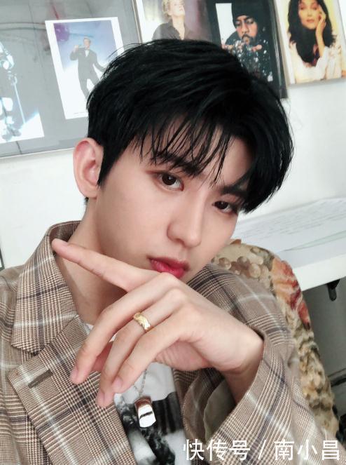 兑现承诺,蔡徐坤微博晒黑发自拍照,网友:下一个