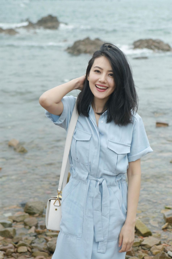 高圆圆青岛海边随拍晒14年前旧照 网友:冻龄女神