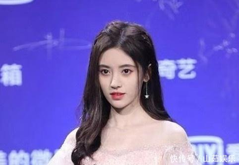 关晓彤和鞠婧祎同台,年龄差不多,颜值对比却实