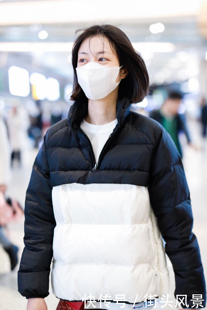 李溪芮腿真直!打底裤外穿配上经典黑白拼色羽