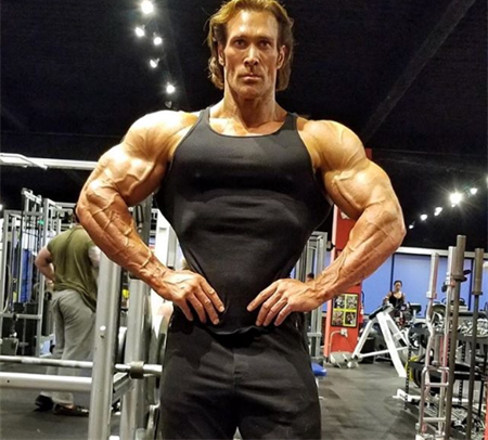 1米9的健身肌肉男，不但野性十足，在巨臂哥面前也能不落下风