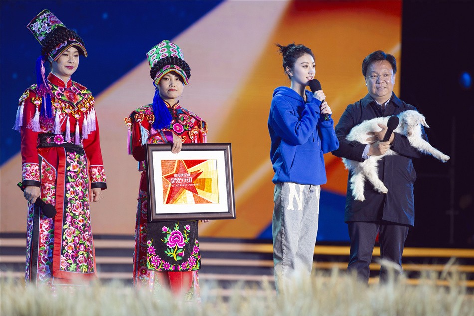 景甜现身脱贫攻坚战启动仪式 助力星光行动传递温暖