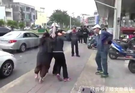 警方演习过于逼真, 中年大妈拿雨伞与歹徒搏斗: 现场警察全部傻眼