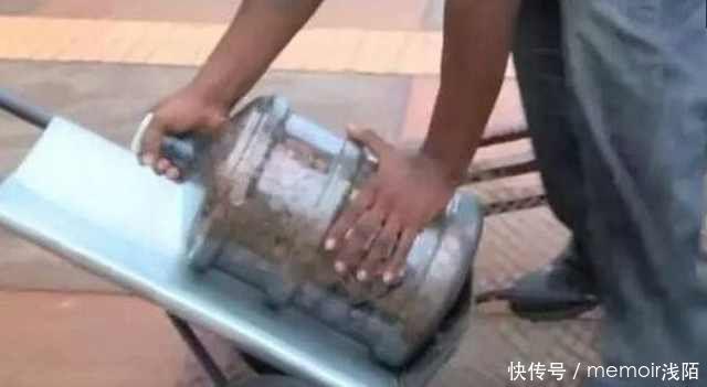 七旬老汉到银行存钱,刚进门的那一刻,工作人员立马傻眼了