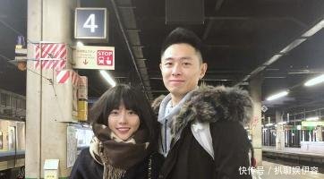 张嘉倪夫妇晒儿子一百天正面照,买超怀抱孩子