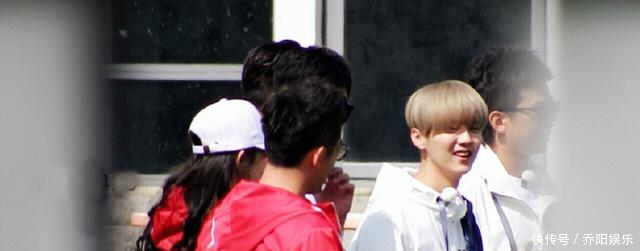 鹿晗顺毛发型现身苏州录制跑男,将与杨幂队过