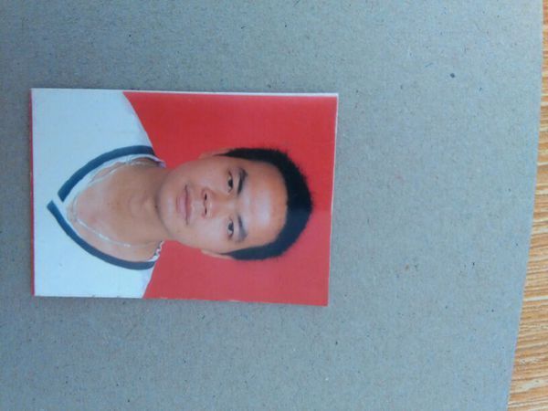 可以帮我把我先生的寸相红底换白底吗?换驾驶