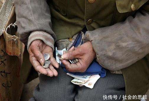 老太去银行换钱,工作人员感觉很可疑,报警后发