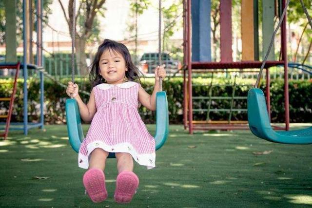 宝宝一刻都不能离开妈妈,过于黏人、胆小害羞