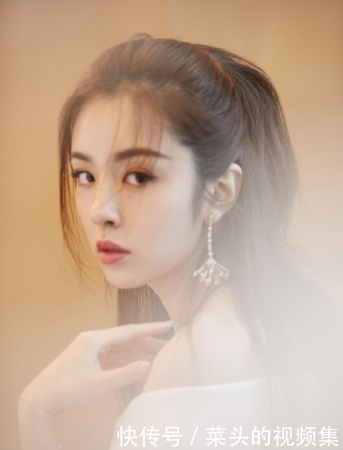 王晓晨美得过分,一字肩白裙配精致耳坠美得高
