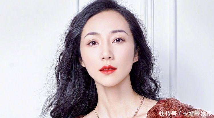 韩雪机场收到粉丝礼物, 看到价格后所做举动, 暴