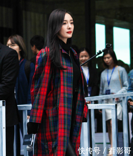 杨幂参加活动,一身奢侈服饰暴露殷实家底太壕