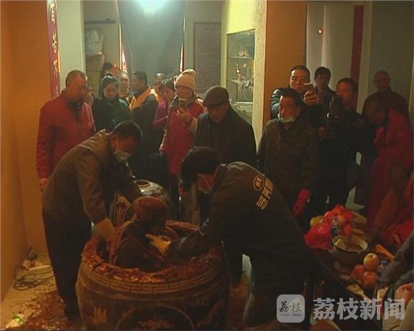 海安白龙寺久忍法师成"肉身佛" 坐缸七年不腐