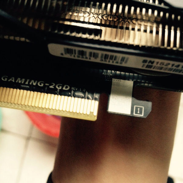 请问我的显卡金手指哪里有两个缺陷处是本来就那样嘛?_360问答