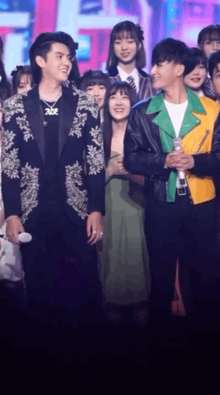 元旦晚会现奇迹, 黄子韬吴亦凡相视而笑化解恩