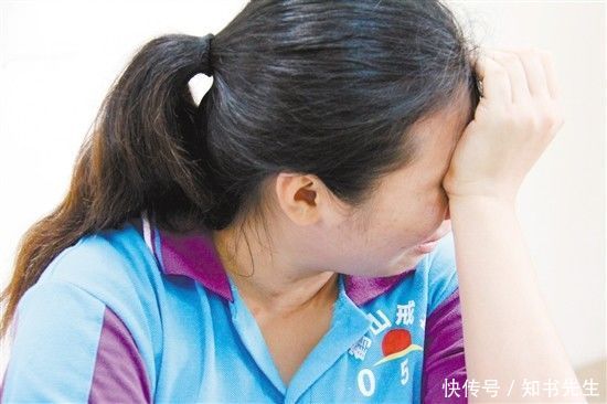 爸爸变得主动给女儿换尿布，妈妈很高兴，无意撩开孩子衣服后懵了