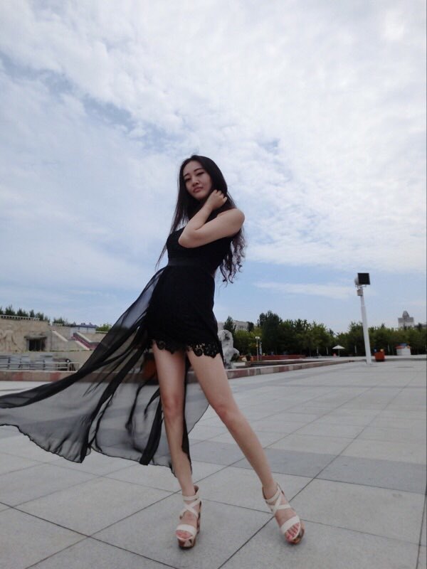 求ps大神帮忙p成一张,在换个背景,弄好必粉,在