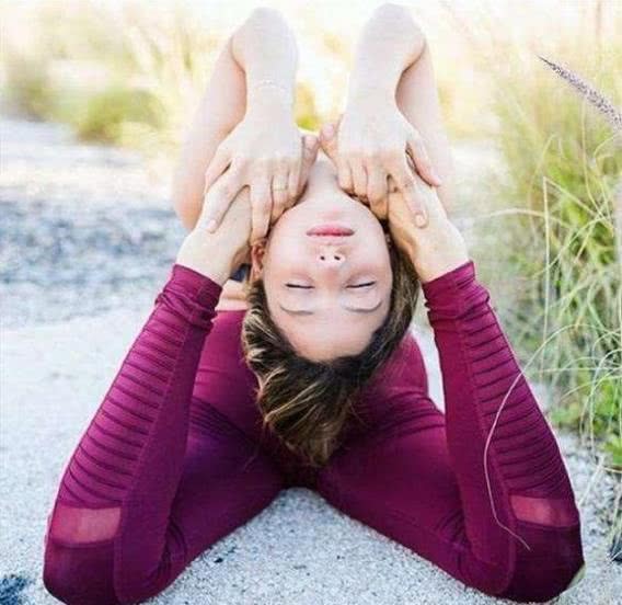 两个锻炼腰椎的瑜伽动作,经常坐着的女性应该