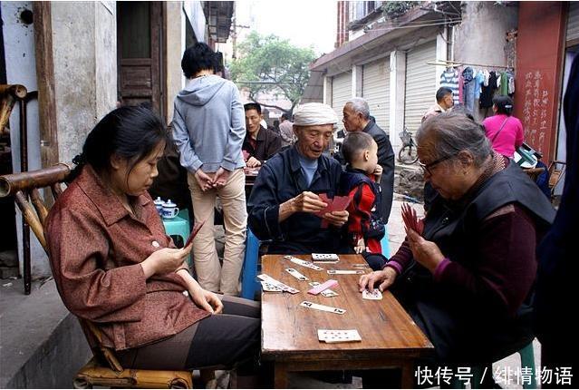 她被婆婆狠心舍弃，有天老公领回一个乞丐，张口的瞬间，她落泪了