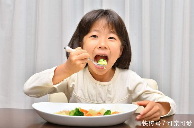 孩子吃饭有这三个行为,会让别人觉得很没有礼