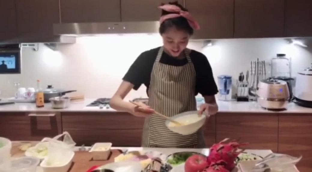 关晓彤时隔一年再晒下厨照，贤妻良母范十足的她被赞有教养又朴实
