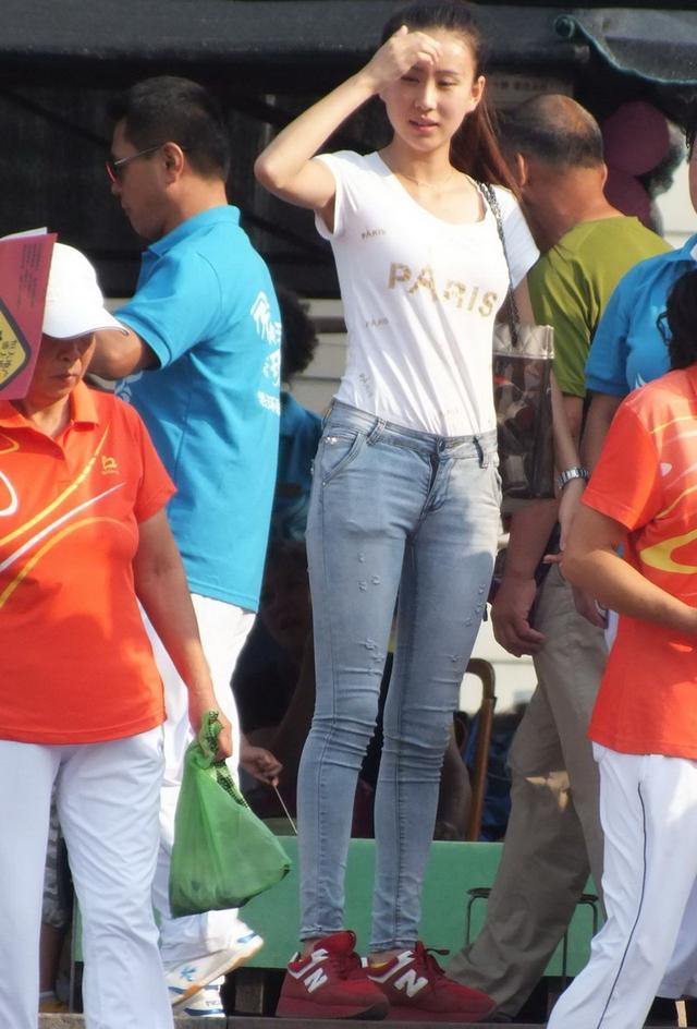 瞬街拍:白T,灰白牛仔裤有点紧,青纯美女配条皮良家自拍情趣图片