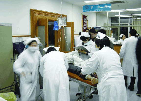 儿子被打重伤入院,医院输血时,一张验血报告让