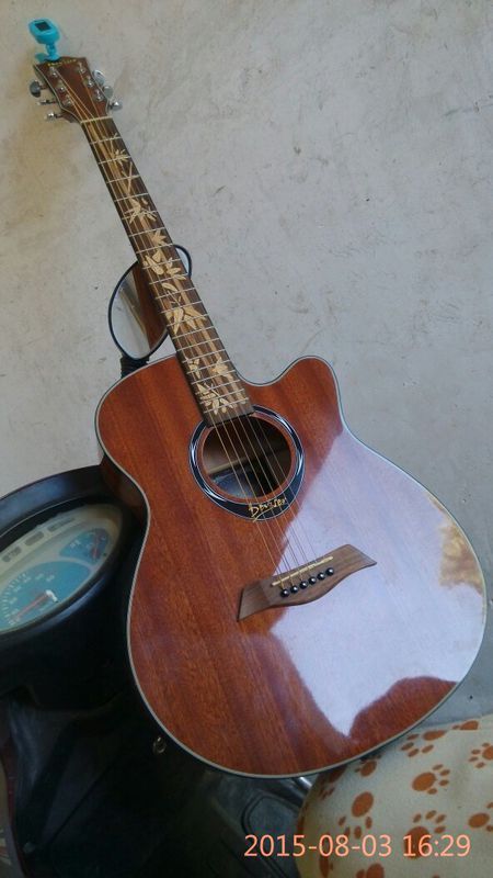 这个吉他是什么牌的?值多少钱?品格里面是镶