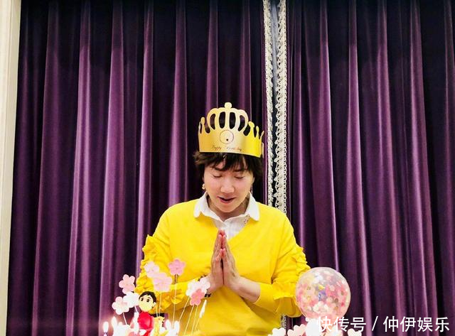 景甜为妈妈办生日宴庆生,一家人合影时男友张