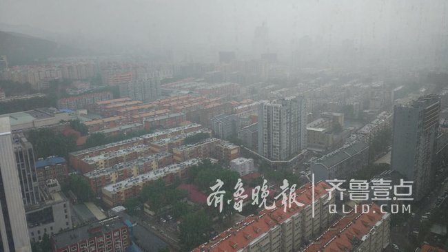 还没下班雨就到了!济南市区内突降大雨，能见度变低