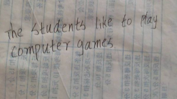 那些小学生喜欢玩电脑游戏。的英语是什么?