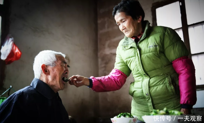 7旬老人瘦弱肩膀撑起了一个支离破碎家